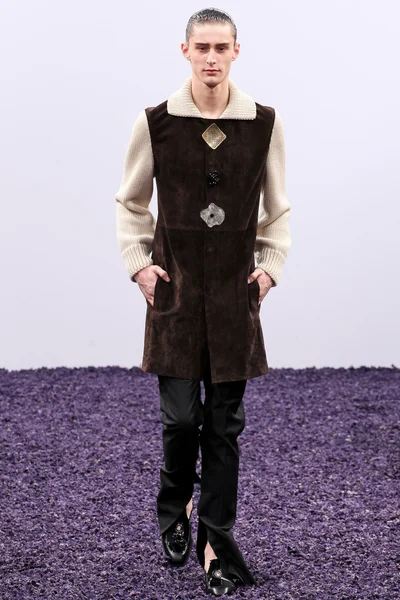 Look 16